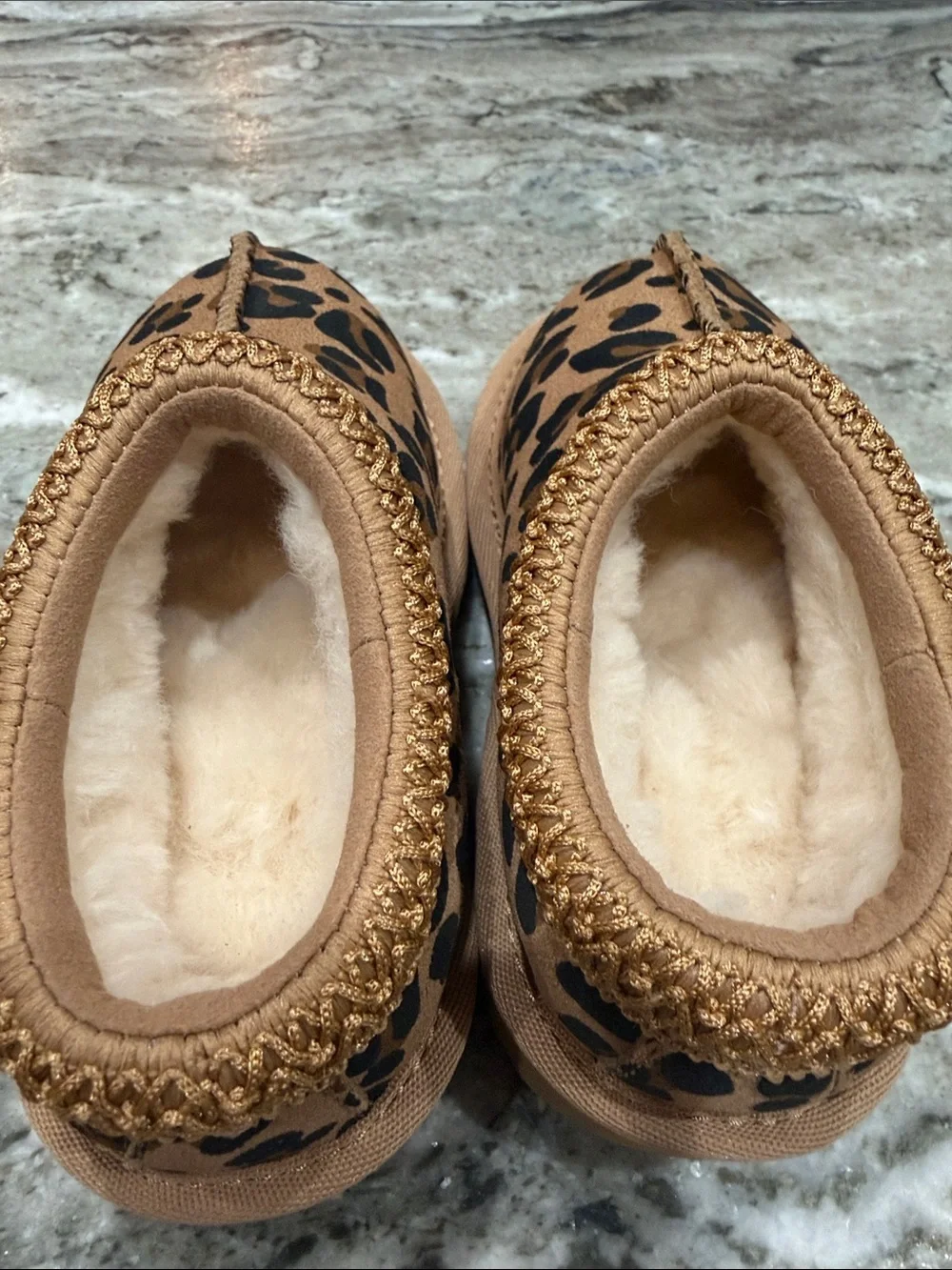 UGG Kids Leopard Print Slip-On Slippers - Tan/Black